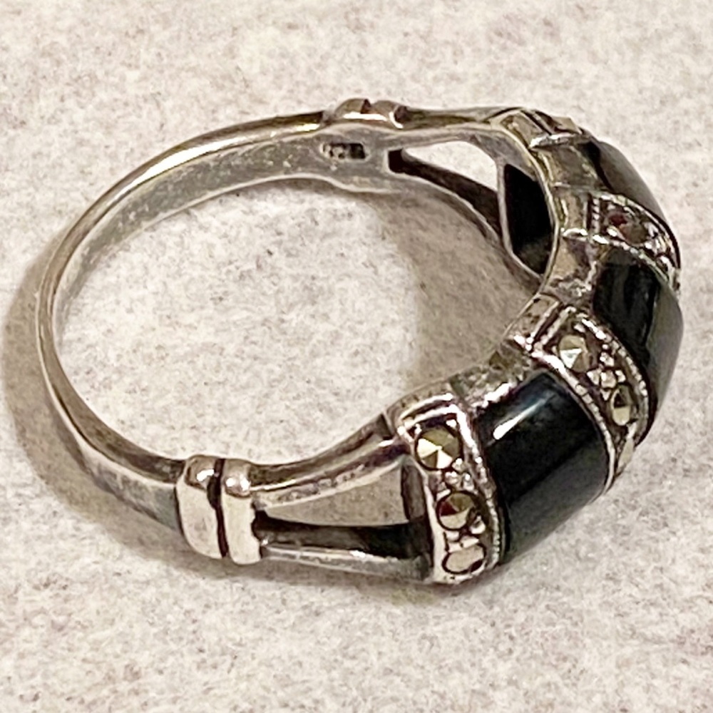 Vintage Sterling Silver Triple Marcasite and Black Onyx Ring - Picture 6 of 11